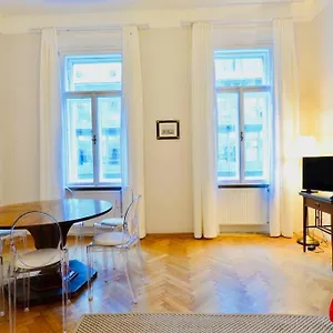 Beautiful Viennese Flat In The Centre וינה